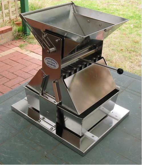 Precision riffle splitter